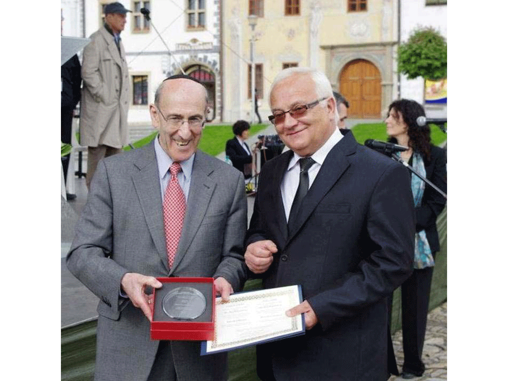 Bardejov mayor receives the righteous award on behalf of Mrs. Koperniechova who protected the Bikur Cholim synagogue from destruction