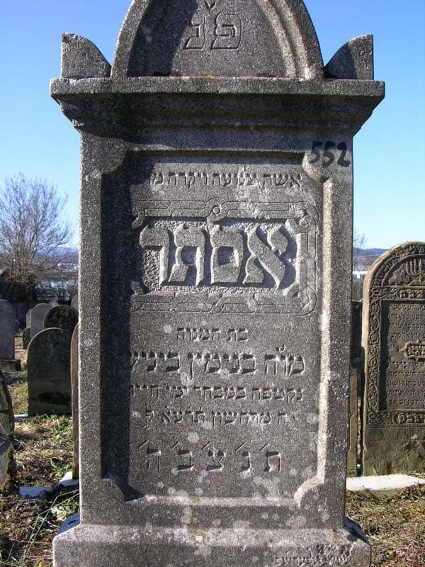 Grave 552