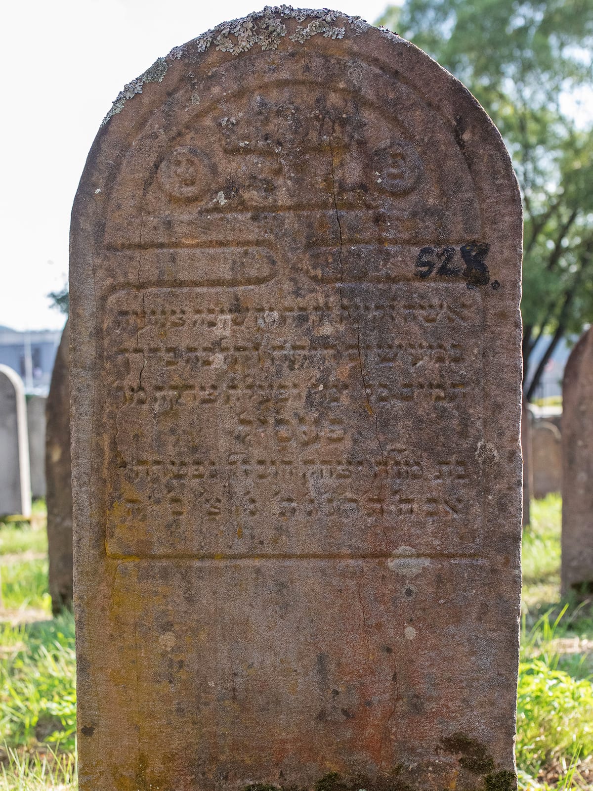 Grave 528