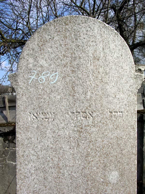 Grave 789