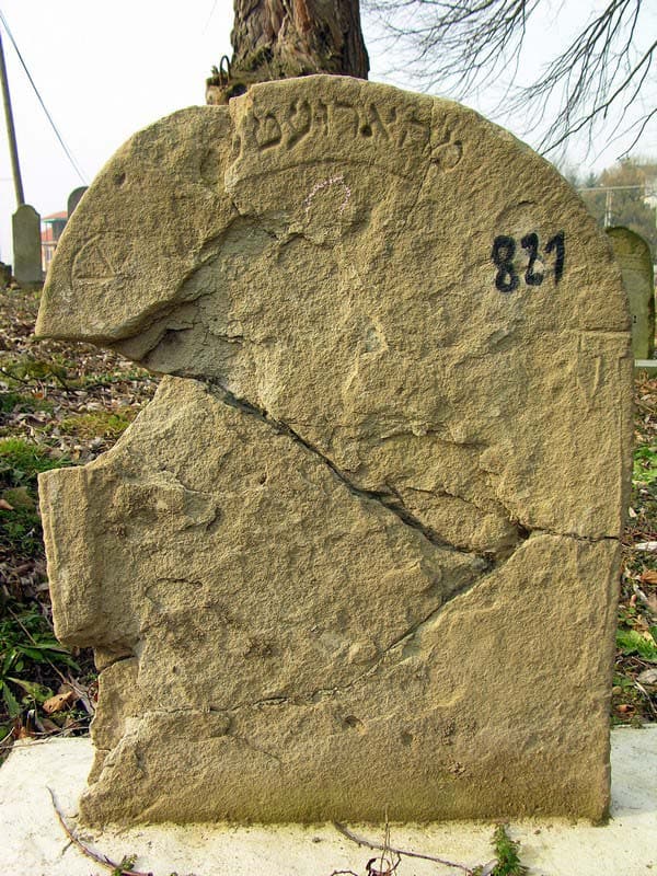 Grave 821
