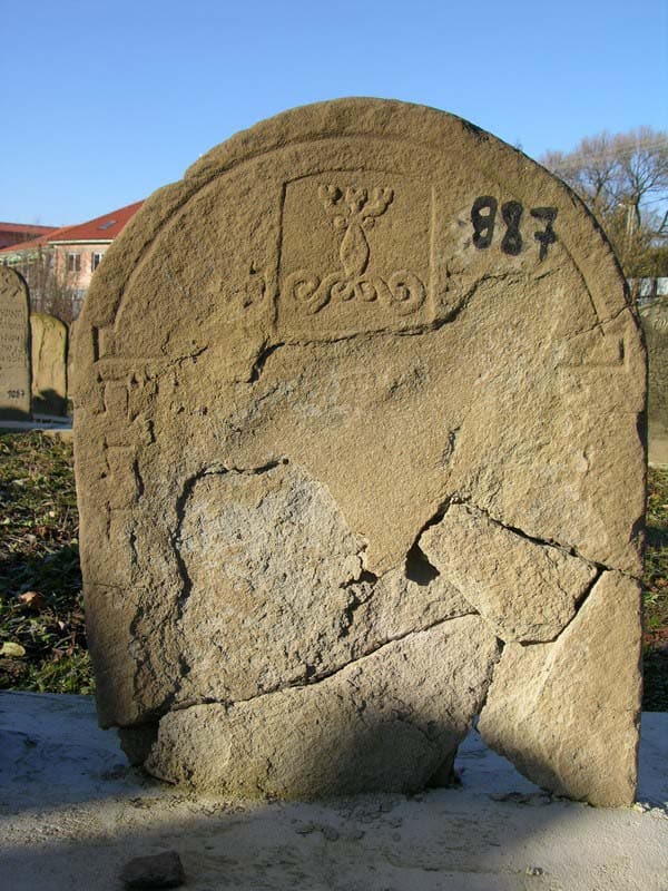 Grave 987